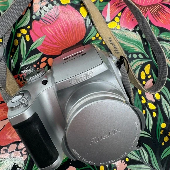 Fujifilm FinePix S3100 Digital Camera 4.0MP 6x Optical Zoom Silver Vintage Y2K