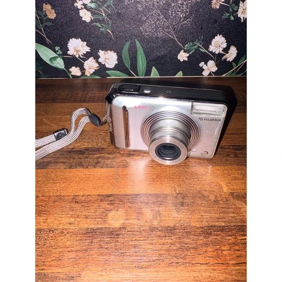 Fujifilm FinePix A600 Digital Camera 6.3MP 3x Optical Zoom Silver Vintage Y2K