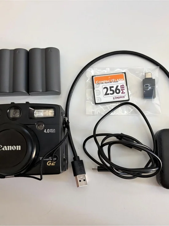 Canon PowerShot G2 Digital Camera with Black Accessories