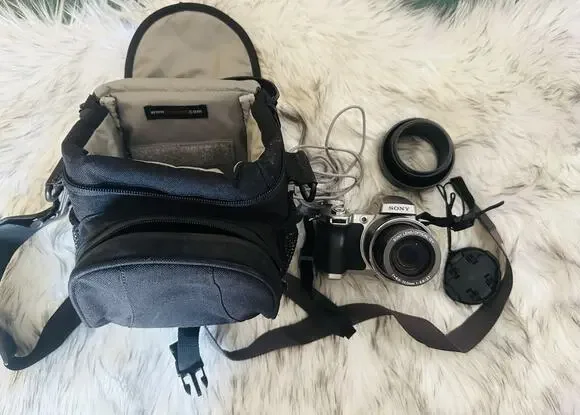 Sony Cybershot DSC-H1 With Optical 1:2.8-3.7 5.1 MP Strap Bundle. Case