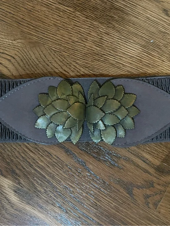 Elastic Women's Waist Belt with Green Leaf Accent. XS.