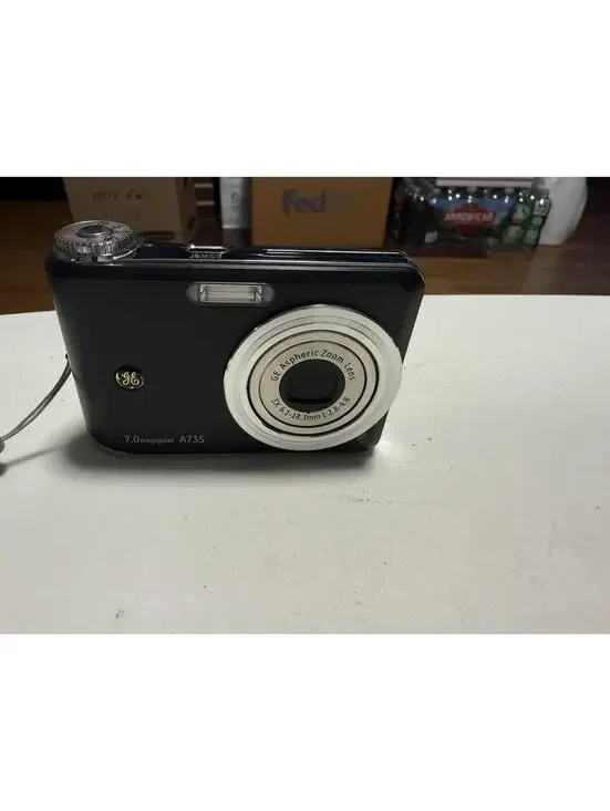 General Electric GE A735 Digital Camera. 7 Megapixel. ( Crack Screen, Parts Only