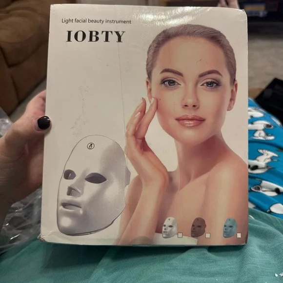 IOBTY 7 Color LED Facial Beauty Light‎ Therapy Instrument Cordless Face Mask