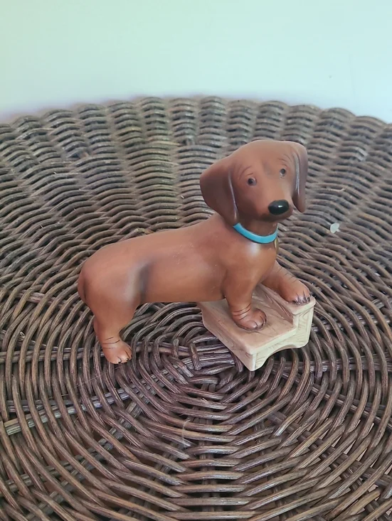 This is a vintage 1987 Franklin Mint Dachshund figurine.