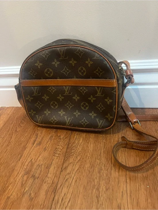 Vintage louis vuitton crossbody. Amazing condition. No peeling, cracking on ext
