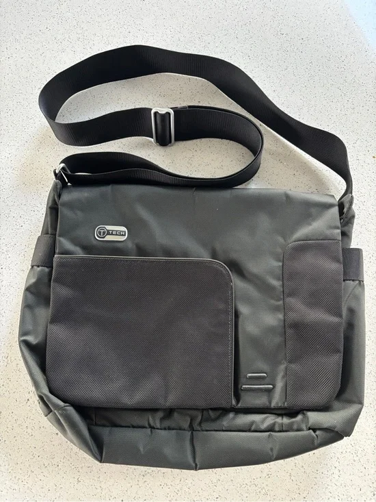Tumi T-Tech Black/Grey Men's Messenger Bag - Tech-Friendly Shoulder Bag