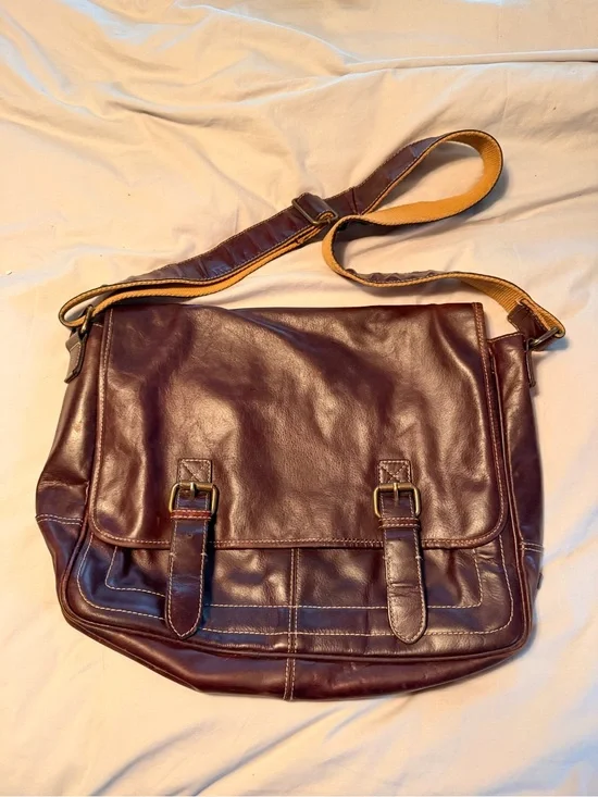 Fossil Leather Messenger Bag in Dark Brown - Classic Men's Shoulder Satchel