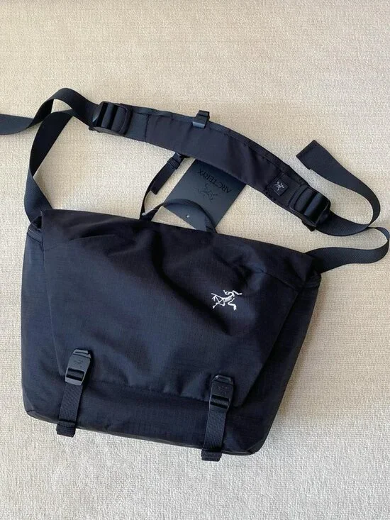 ARC'TERYX 10l Granville Crossbody Bag In Black