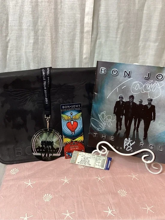 {2} Bon Jovi The Circle Tour: VIP Package