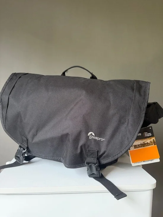 Lowepro Camera Bag NWT Lowepro Passport Messenger Bag Camera & Computer Bag