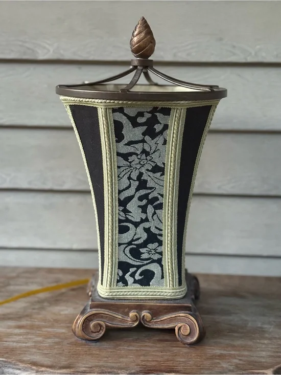 VTG Oriental-style accent lamp features a square base, an octagonal body