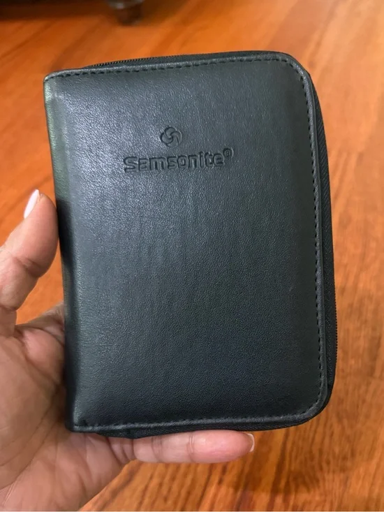 Samsonite Passport and Card Holder Zippered Wallet