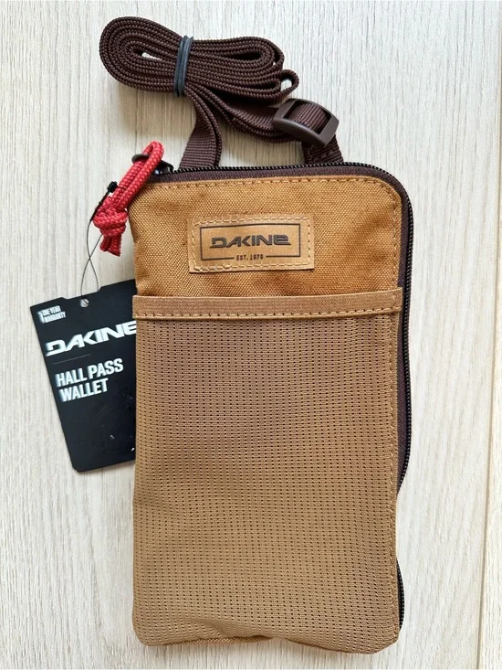 Dakine Hall Pass Wallet in Brown