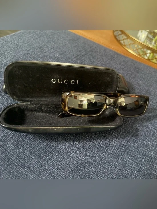 Gucci Tortoiseshell Sunglasses Frame with Gold Logo Plaque - Vintage 90’s/Y2K