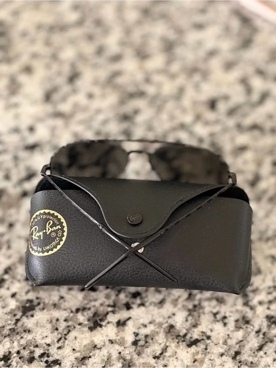 Ray-Ban Black Aviator Sunglasses with Black Case and Dark Lenses