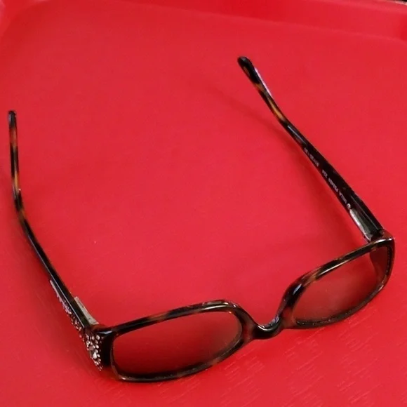 FOSSIL SUN GLASSES, ‎ BROWN FAUX TORDISE COLOR. REINSTONES ON SIDE.