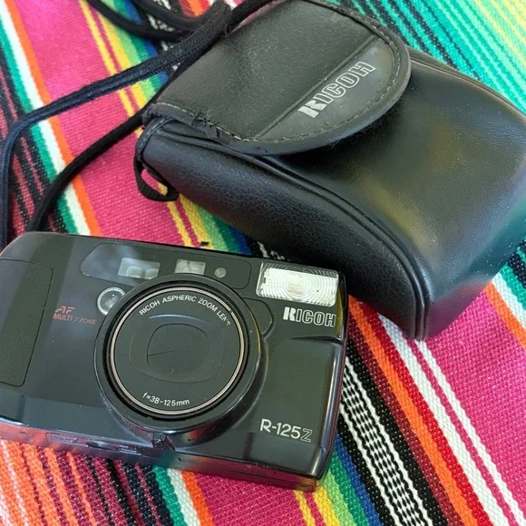 Ricoh R-125Z 35mm Film Camera 38-125mm Aspheric Zoom AF Multi 7 Zone Black