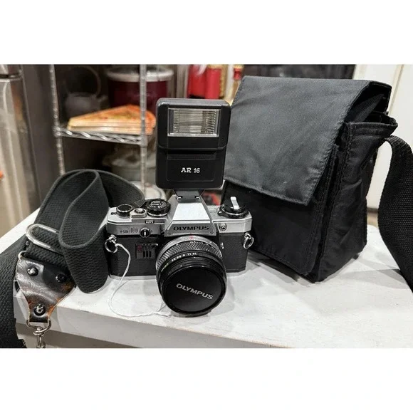 Olympus OM-10  + Olympus 50mm f/1.8 Lens Case  Strap Flash Tested