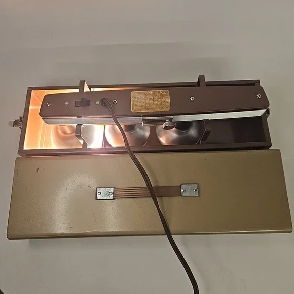 Vintage Movie Light Bar Case Tested‎ 3 Bulbs Filming Photography (One Bulb Out)
