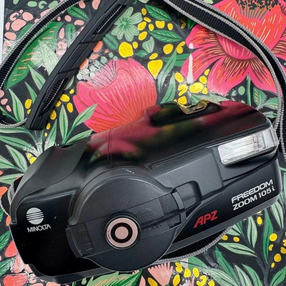 Minolta Freedom Zoom 105i APZ 35mm Film Camera Black 35-105mm Lens Vintage