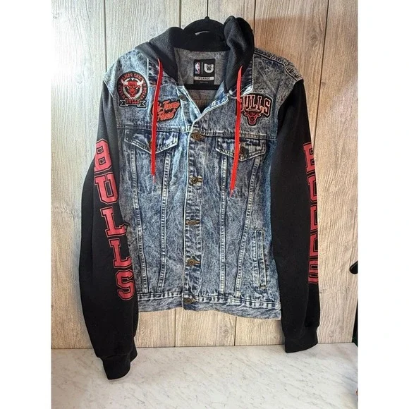NBA Chicago Bulls Denim Jacket Mens XL Acid Wash Hooded Fleece Sleeve Patches