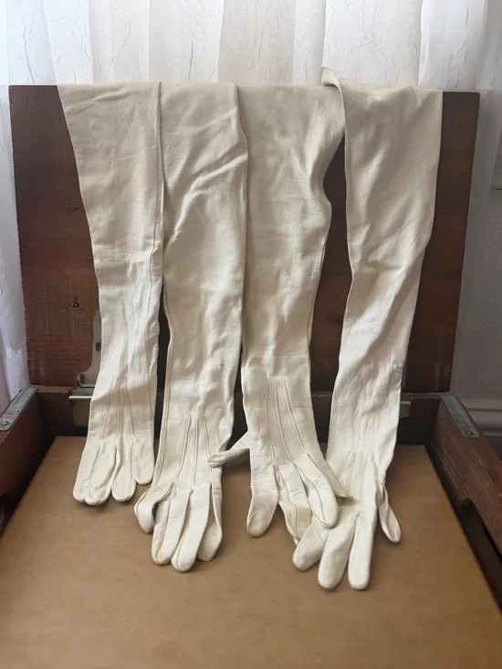 Vintage early 19th c white kid leather mousquetaire opera gloves 2 pairs