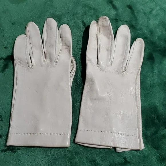 VINTAGE IVORY GLOVES WITH PEARLS