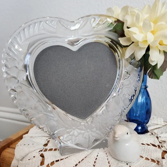 VTG Cottagecore Studio Nova Japan Crystal Picture‎ Frosted Flowers Heart Shape