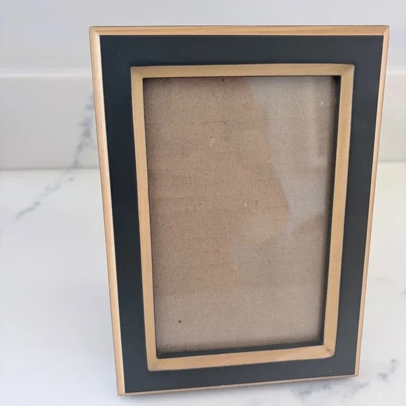 Dark green and tan 4x6 Photo Frame Wood Grain Border Tabletop Wall Mount Decor