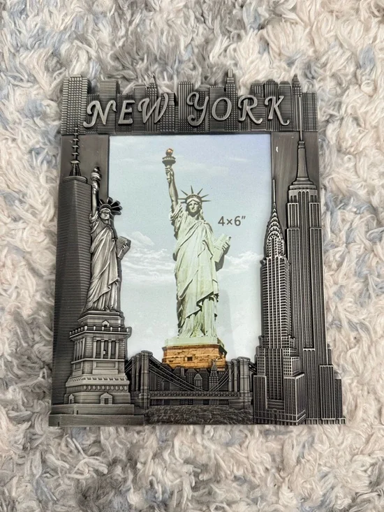 New York Silver-Tone 4x6 Picture Frame - Statues & Skyline