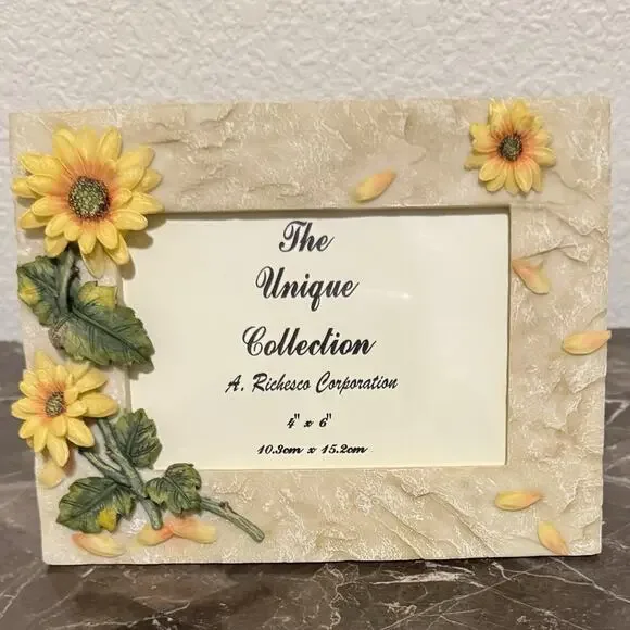 A Richesco Co Vintage Picture Frame 4x6 Tabletop Yellow Flower 3D Design‎ Resin