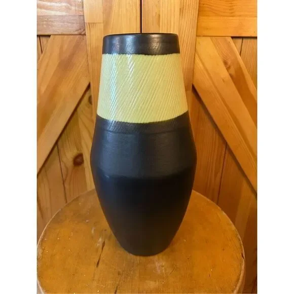 TRIBECA VASE one strip black cream 11.5” tall (8876)