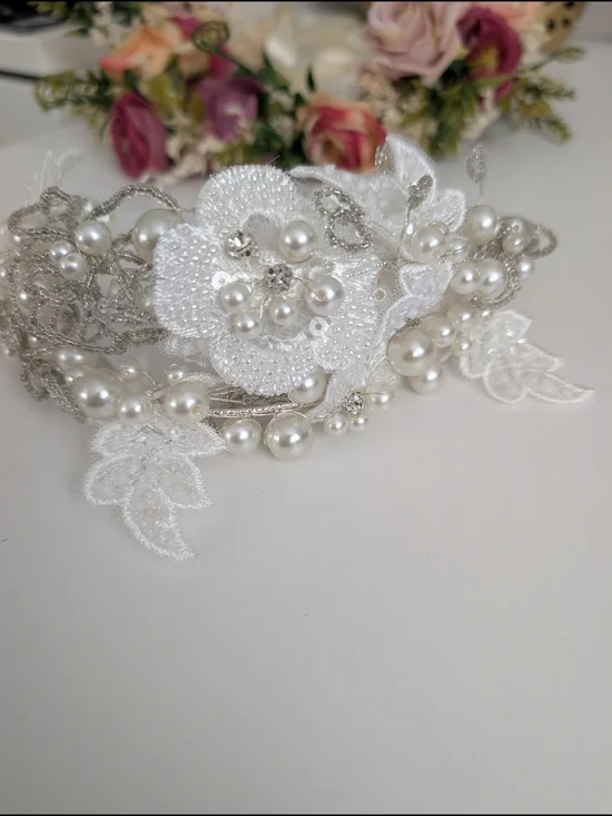 White Pearl & Lace Bridal Hairpiece