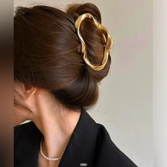💋NWT 1pc Gold Large Hollow Out Hair Clamp Clip