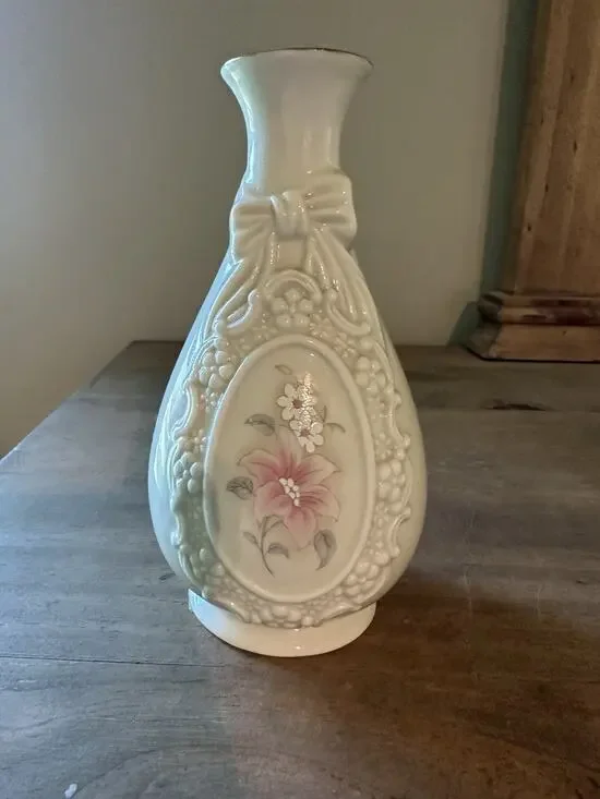 The Cameo Ribbon Vase By Royal Heritage Collection 6”T