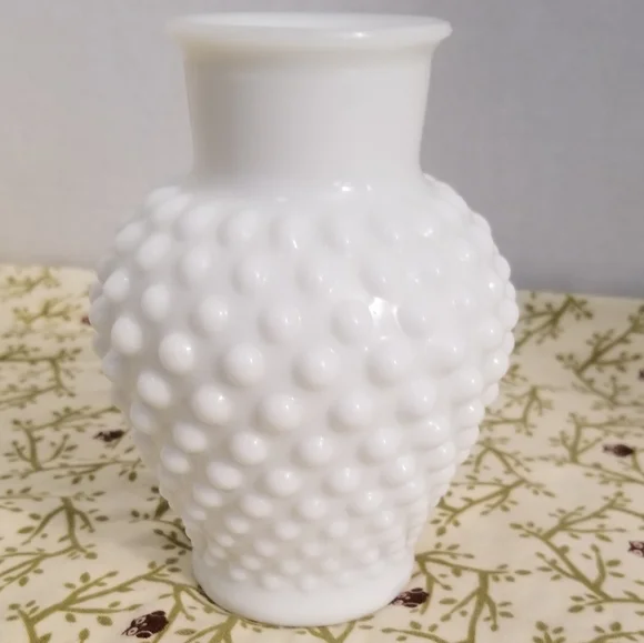 Elegant Vintage Fenton Milk Glass White Hobnail Vase Approx 5 Inch