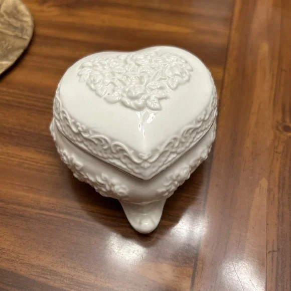 Ivory Porcelain Heart Flower Trinket‎ Box Gold Trim Unmarked