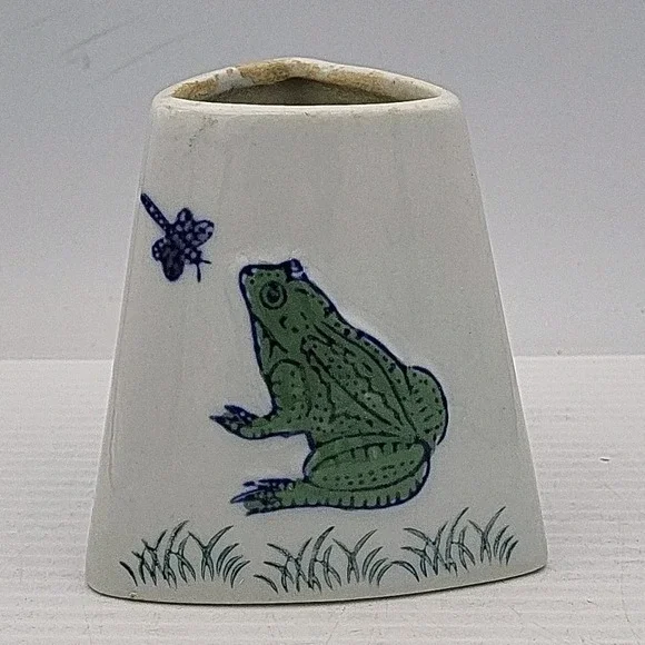 Vintage Frog Triangle Shaped Vase‎