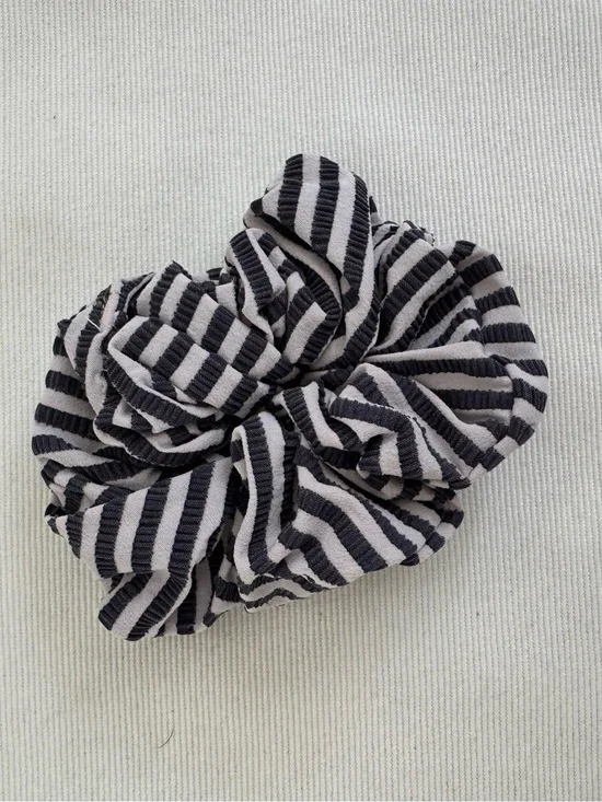 Solid & Striped The Seersucker Scrunchie