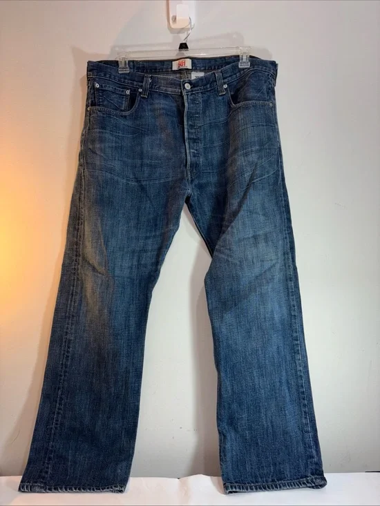 Levi's 501 Regular Fit Men's  Button Down Straight Leg Blue Jeans. J-1