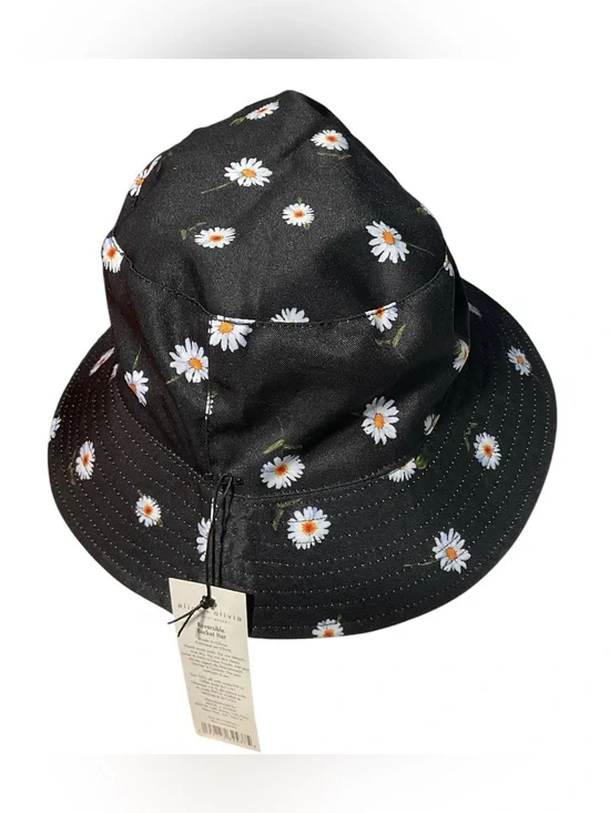 NWT - Alice + Olivia Reversible Daisy Bucket Hat Black & White