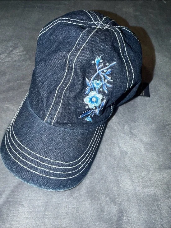 🩵🤍 Embroidered Dark Denim Baseball Cap with Floral Detail