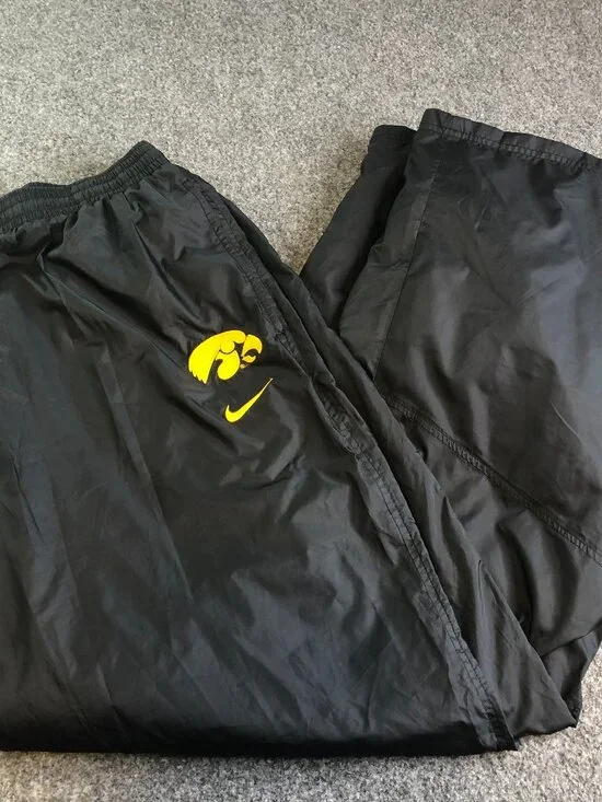 Nike Iowa Hawkeyes Windbreaker Pants Men's XL Black Lined Pockets Ankle Zip