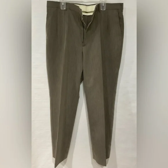 🌼🌼Haggar Men’s Pleated Wrinkles Free Pants, 40x32