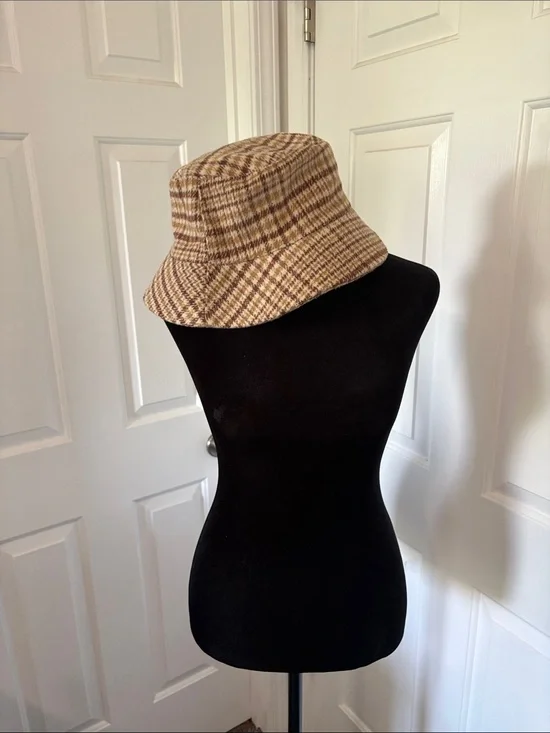 David and Young Plaid Bucket Hat in Tan and Cream