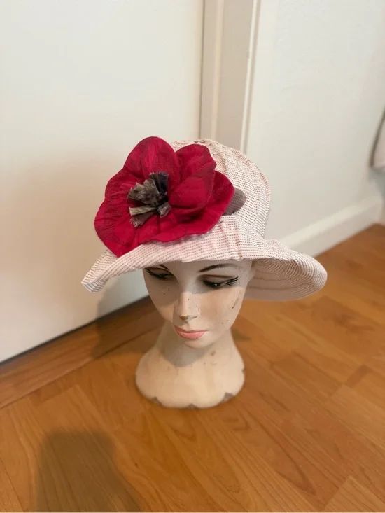 Grevi White Sun Hat with Red Floral Accent