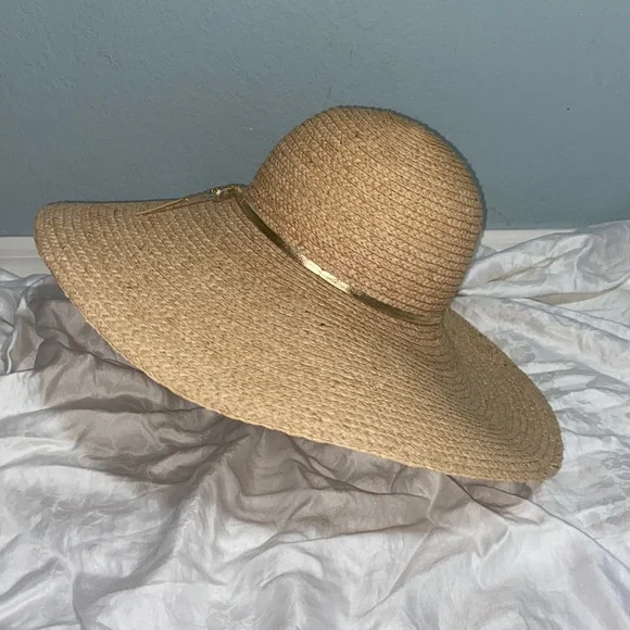 Like new Hat Attack New York 6.25” Brim w/Gold Metallic Leather Strip Band