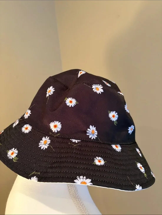 Alice + Olivia Black Daisy Bucket Hat