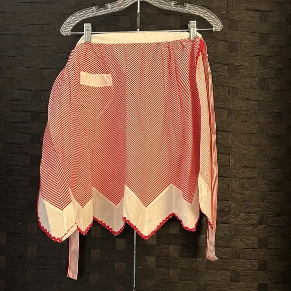 Vintage Half Apron Red‎ & White Chevron Pattern Ric Rac Trim Good to Very Good!