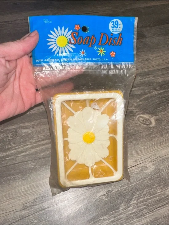 Vintage NOS Royal Pacific Soap Dish Daisy Flower Yellow 39 Cent Original Package
